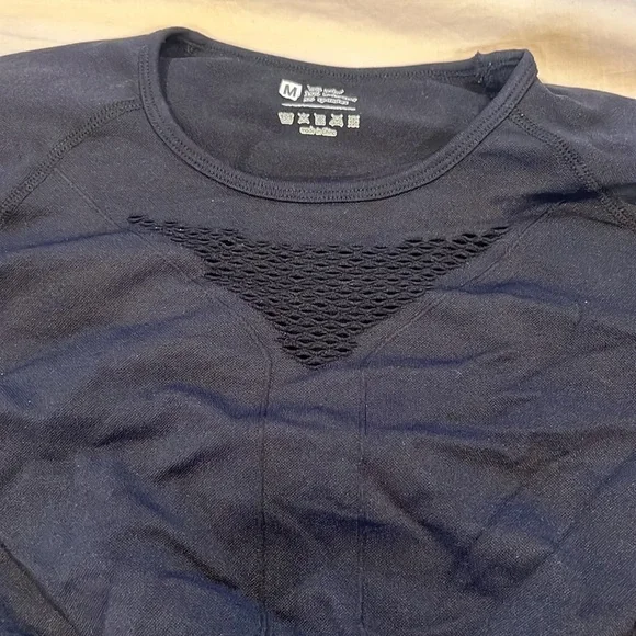 Amazon black Spandex workout top with cutout back - Picture 3 of 7